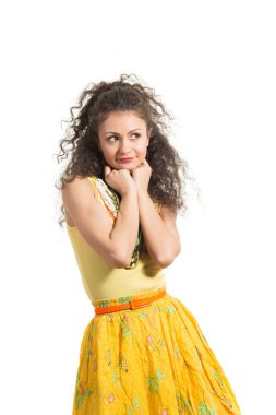 Stüdyo çekim güzel kıvırcık genç kadının üzerinde izole beyaz arka plan poz 