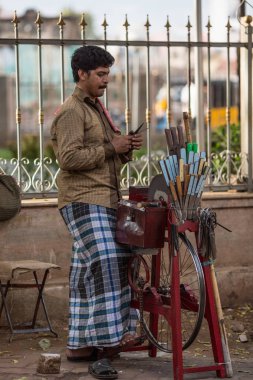 Madurai, Hindistan-Şubat 16: Tüccar Madurai, Hindistan üzerinde 16 Şubat 2013 Hintli şehrin sokakta. Tüccar bir şehir sokak il Tamil Nadu üzerinde