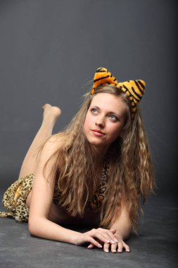 Leopar deri içinde poz genç baştan çıkarıcı kadın