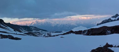 Kazbek yakınındaki Georgia dağlarda güzel manzara