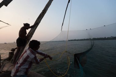 Kochin, Hindistan-Şubat 25: Hint fishemans 25, 2013 Kochin, Hindistan'da. Geleneksel chiness ağları kullanarak Fishemans.