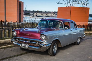 Habana, Cuba-Ocak 11: 11 Ocak 2018 yılında Havana, Küba üzerinde eski araba. Şehrin sokak üzerinde eski araba