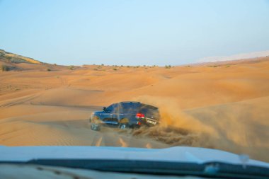 Dubai, Birleşik Arap Emirlikleri-Ocak 20: Jeep safari, 20, 2014 yılında Dubai, Birleşik Arap Emirlikleri. Arap Çölde Jeep safari.