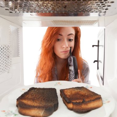 Mikrodalga yanmış tost isteyen kız