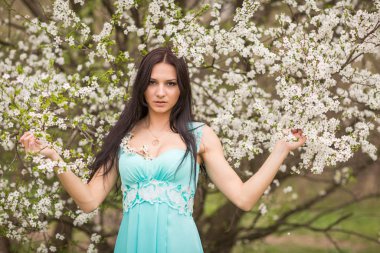 Bahar kiraz çiçekleri çekici genç kız