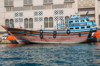 Dubai, Birleşik Arap Emirlikleri-Ocak 20: Geleneksel Abra feribot 20 Ocak 2014 Dubai, Birleşik Arap Emirlikleri. Gemi inşa teknoloji--dan 18. yüzyıl değişmeden.