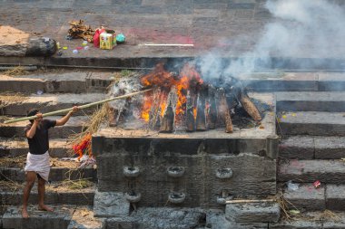 Katmandu, Nepal-Nisan 25: Pashupatinath 25, ölü yakma 2016 Katmandu, Nepal. Hindu tören kremasyon Pashupatinath Tapınağı