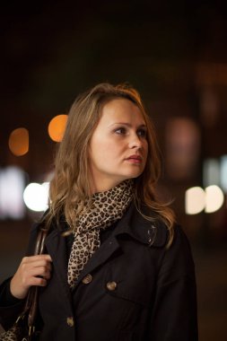 Güzel kız bir gece şehirde sokak yürüyüş