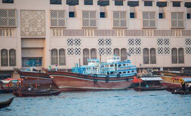 Dubai, Birleşik Arap Emirlikleri-Ocak 18: Geleneksel Abra feribot 18 Ocak 2014 Dubai, Birleşik Arap Emirlikleri. Gemi inşa teknoloji--dan 18. yüzyıl değişmeden.