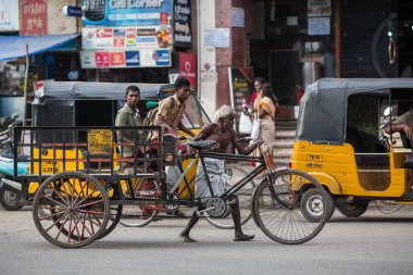 Madurai, Hindistan-Şubat 15: Bisikletle 15, 2013 Madurai, Hindistan adam. Hintli şehrin sokakta Bisikletli adam.
