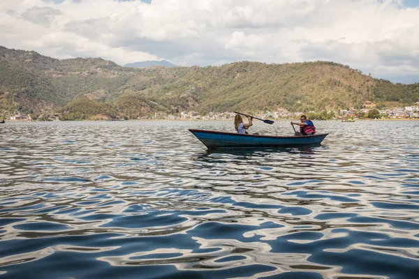 Gündüz, Güney Asya'da Nepal gezilerinde seyahat 