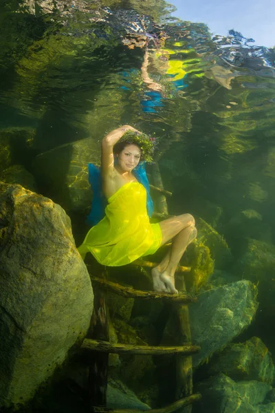 Sierlijke Jongedame Een Jurk Poseren Buurt Van Trap Het Meer — Stockfoto