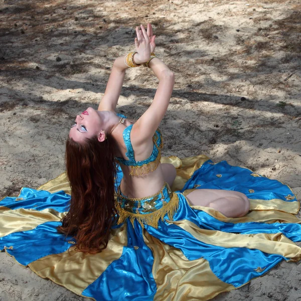 Belly Dancer Dancing Sand — Stock Photo, Image