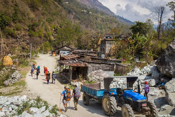 Narchyang, Nepal-Mart 18: Himalayalar insanlar 18, 2015 yılında Narchyang, Nepal. İnsanlar Annapurna Saha Kampı için yolda.