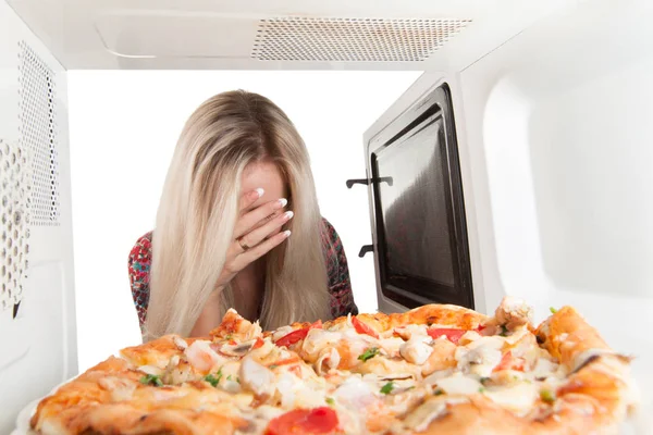 Chica Preparando Pizza Microondas — Foto de Stock