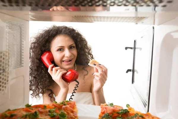 Chica Hablando Por Teléfono Con Microondas Abierto — Foto de Stock