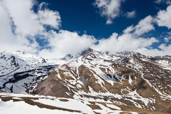 Kazbek yakınındaki Georgia dağlarda güzel manzara