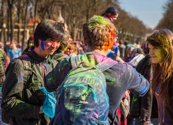 Kharkiv, Ukrayna-Mart 22: Bayram kutlamaları 22 Mart 2014 Kharkiv, Ukrayna. Renkler ve bahar Holi Gorki Park Hint Festivali kutlama