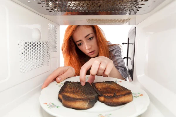 Menina Olhando Para Uma Torradas Queimadas Microondas — Fotografia de Stock