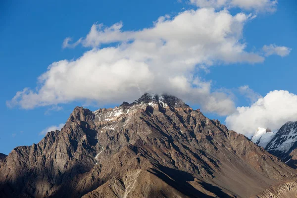 Himalayalar, güzel dağ manzarası il Ladakh, Hindistan