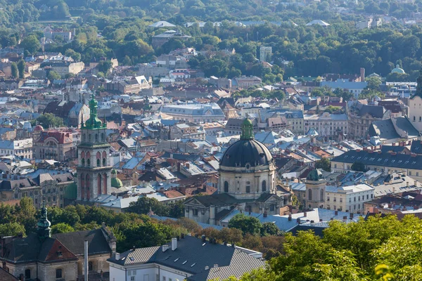 Aşağı Lviv Ukrayna şehri çatıların üzerinde göster
