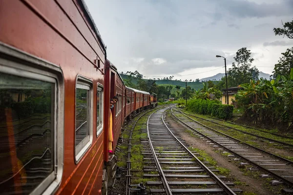 Nuwara Eliya, Sri Lanka-Nisan 12: Eski trende 12 Nisan 2018 yılında Nuwara Eliya, Sri Lanka. Çay tarlaları Tren