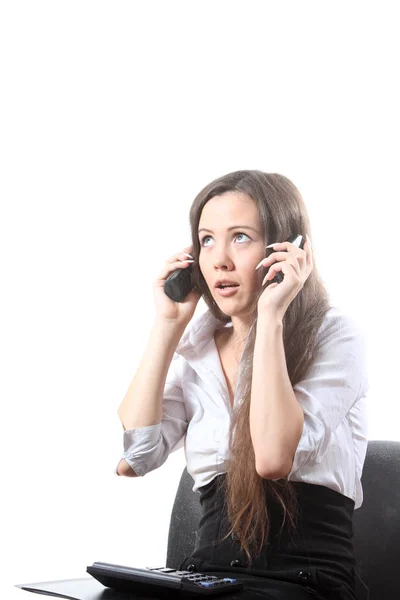 Verbaasd Zakenvrouw Met Een Bestands Rekenmachine Spreken Door Twee Telefoons — Stockfoto