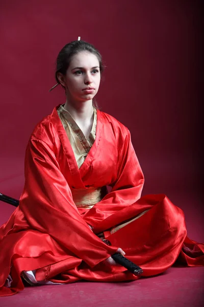 Piękna Brunetka Dziewczyna Japoński Kimono Katana — Zdjęcie stockowe