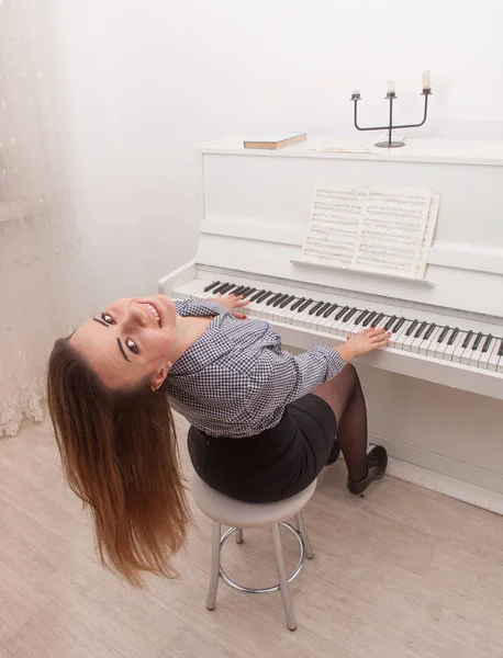 Fiatal Vonzó Lány Játék Zongora — Stock Fotó