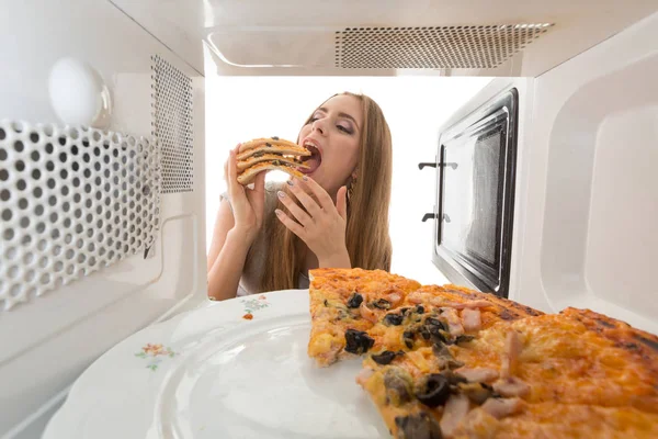 Menina Olhando Para Uma Pizza Microondas — Fotografia de Stock