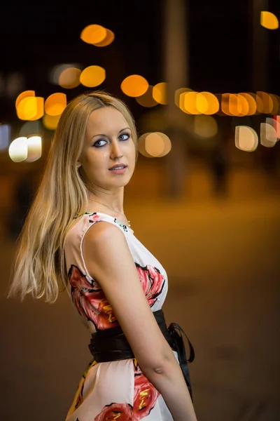 Hübsche Junge Blonde Mädchen Fuß Durch Eine Nacht Stadt Straße — Stockfoto