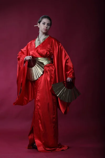 Bella Ragazza Bruna Kimono Giapponese — Foto Stock