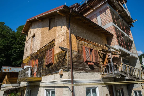 Podróżowanie Rumuńskim Małym Miasteczku Ciągu Dnia Widok Budynki Architekturę Rumunia — Zdjęcie stockowe