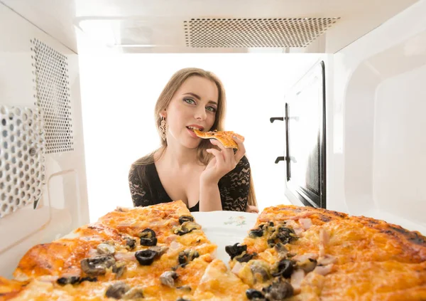 Девушка Смотрит Пиццу Микроволновке — стоковое фото