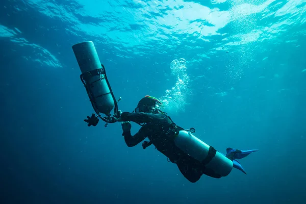 Scubadiver Dans Une Configuration Sidemount Équipement — Photo