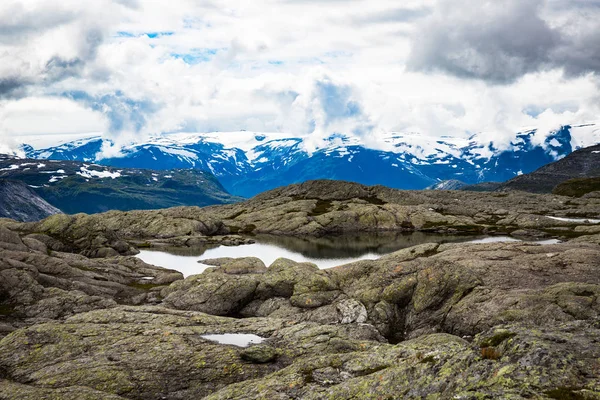 Trolltunga için yolda Norveç dağların güzel manzara