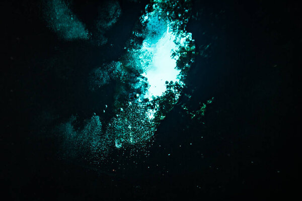 подводное изображение пещеры на дне океана в Мексике
