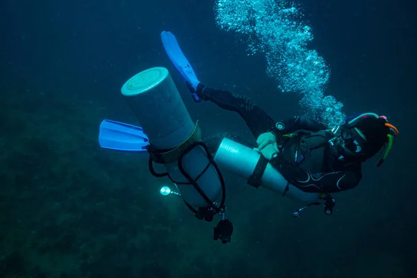 Scubadiver Uma Configuração Sidemount Equipamento — Fotografia de Stock