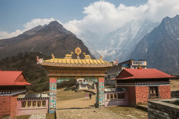 Sagarmatha, Nepal-Nisan 29: Himalayalar insanlar 29, 2016: Sagarmatha, Nepal. İnsanlar herhangi bir zamanda Saha Kampı için yolda.