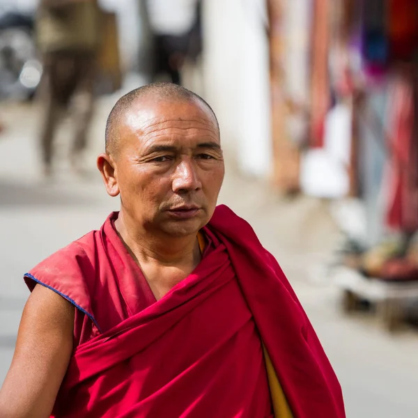 Leh, Hindistan-Eylül 3: Budist rahip 3, 2011 Leh, Hindistan. Budist rahip Lech sokakta. Ladakh il.