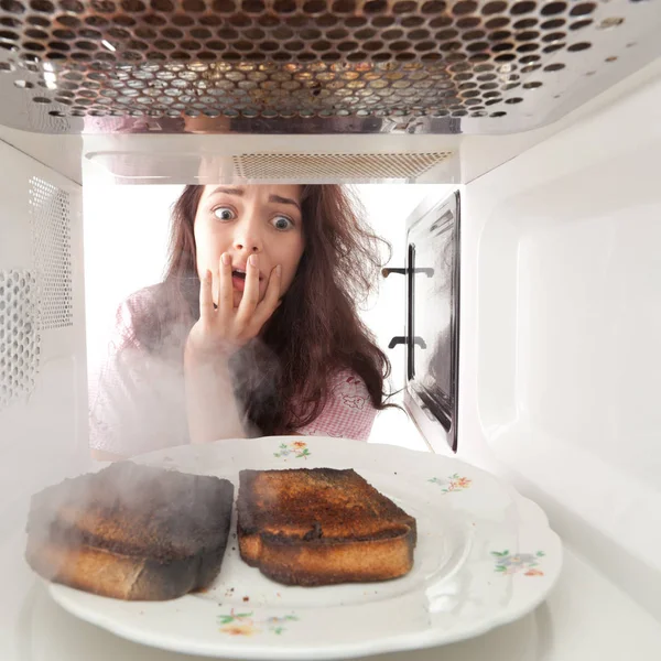 Chica Joven Quemó Tostadas Microondas — Foto de Stock