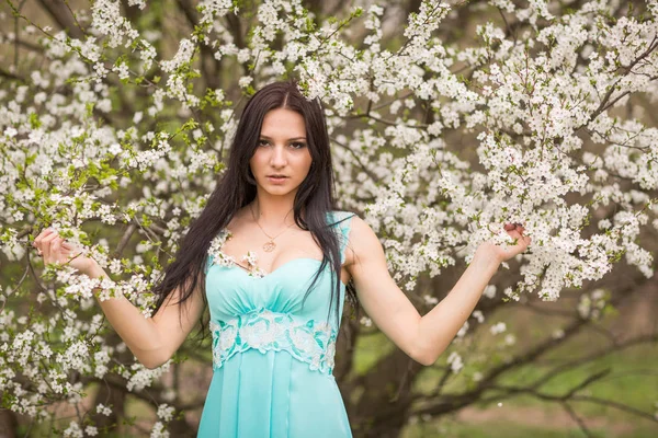 Bahar kiraz çiçekleri çekici genç kız