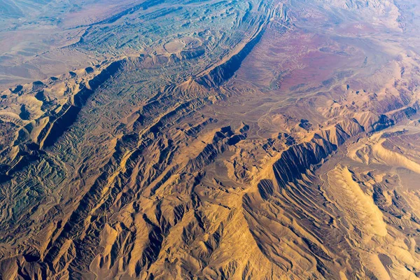 Uçak penceresinden dağlar