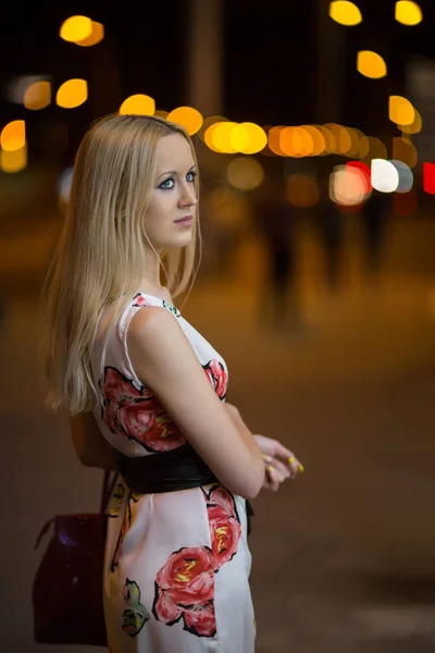 Bella Giovane Ragazza Bionda Che Cammina Attraverso Una Strada Notturna — Foto Stock