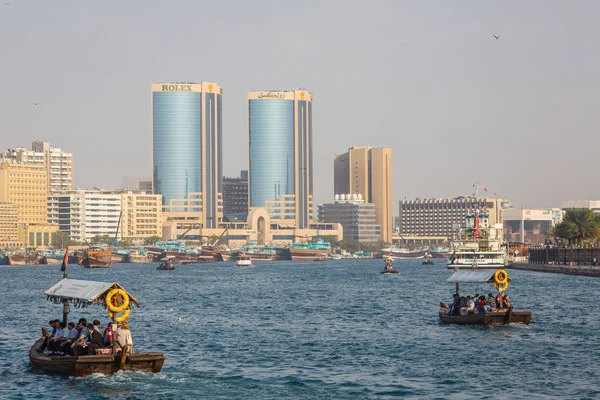 Dubai, Birleşik Arap Emirlikleri-Ocak 18: Geleneksel Abra feribot 18 Ocak 2014 Dubai, Birleşik Arap Emirlikleri. Gemi inşa teknoloji--dan 18. yüzyıl değişmeden.