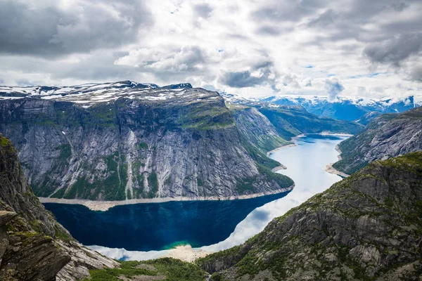 Göl Ringedalsvatnet görünümüne