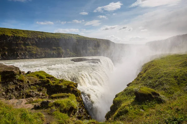 Güneybatı İzlanda'daki Hvita Kanyon Nehri'nde bulunan Gullfoss şelale.