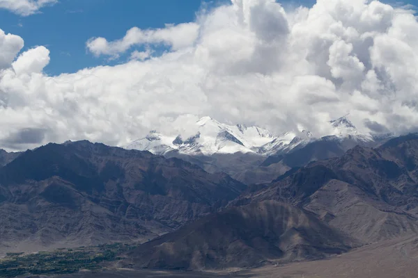 Himalayalar, güzel dağ manzarası il Ladakh, Hindistan