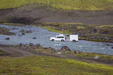 Jeep Milli Parkı Tosmork nehirde üstesinden gelir. İzlanda.
