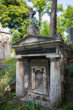 Eski mezarlık mezarda yeraltı girişine